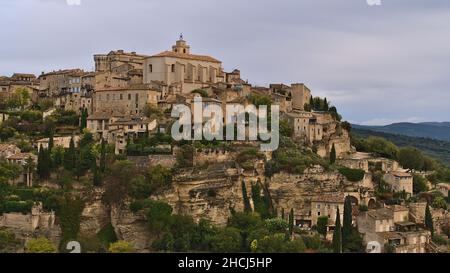 Belle vue sur la partie supérieure du village populaire Gordes situé sur une colline rocheuse au-dessus de la vallée du Luberon en Provence, France avec des maisons caractéristiques. Banque D'Images