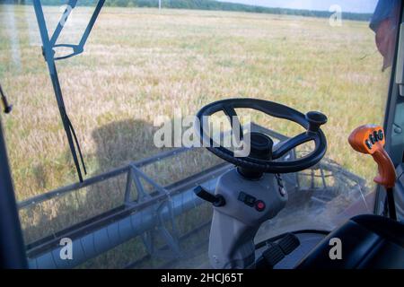 vue depuis la cabine de la récolteuse sur le champ. à l'intérieur de la récolteuse Banque D'Images