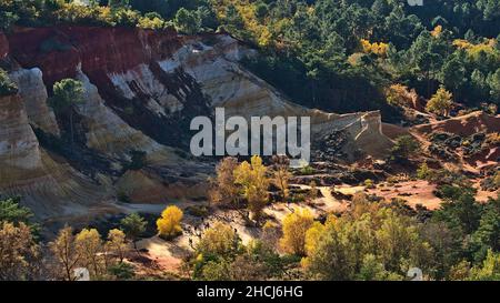 Vue panoramique du Colorado provençal près de Rustrel dans la vallée du Luberon, Provence, France avec formations rocheuses ocre jaunes et rouges par temps ensoleillé. Banque D'Images