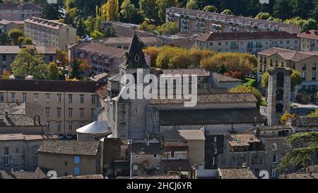Vue aérienne du centre historique de la ville de Sisteron, Provence, France avec église romane notre-Dame-des Pommiers entourée de vieux bâtiments. Banque D'Images