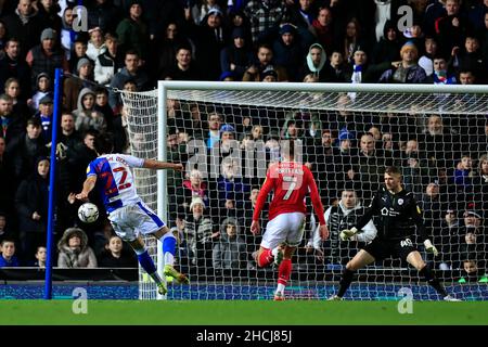 Ben Brereton Diaz #22 de Blackburn Rovers envoie la balle large comme il est à travers sur le but Banque D'Images