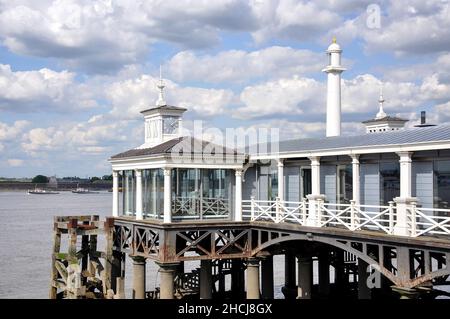 Gravesend Town Pier, Gravesend, Kent, Angleterre, Royaume-Uni Banque D'Images