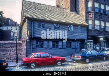 1990 photo d'archive de la maison de Paul Revere à North Square, Boston, Massachusetts.La maison a été construite c.1680 et est maintenant un musée. Banque D'Images