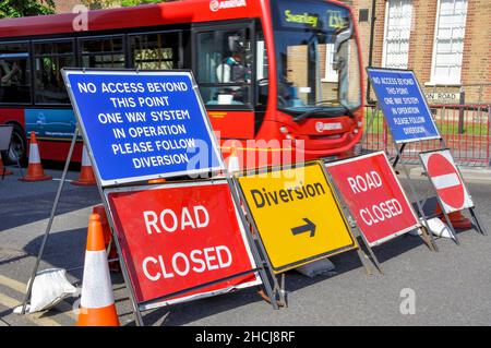 Panneaux de signalisation routière fermée, High Street, Sidcup, London Borough of Bexley, Greater London, Angleterre, Royaume-Uni Banque D'Images