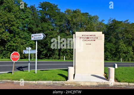 Marqueur routier à l'entrée du Mémorial de l'Aisne-Marne de la première Guerre mondiale à Château-Thierry (Aisne), France Banque D'Images