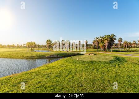 Parcours de golf moderne pour les touristes avec des étangs clairs et des palmiers pour la détente et le golf.Albufeira, Algarve Sunny Day Banque D'Images