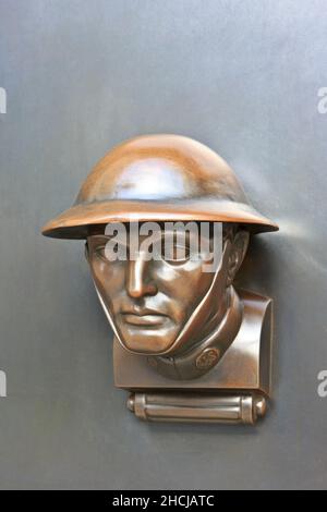 Une petite statue en métal d'un garçon (fantassin américain pendant la première Guerre mondiale) au cimetière et mémorial américain de Saint-Mihiel à Thiaucourt, en France Banque D'Images