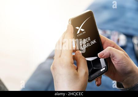 Redmond, Washington, Etats-Unis, novembre 2021 : une femme commandant un produit Starlink à l'aide d'un smartphone.Starlink (SpaceX) est un système de communications par satellite Banque D'Images