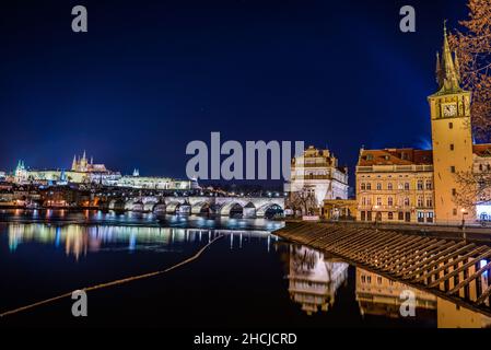 Prague, République tchèque - 29 décembre 2021.Nuit d'hiver photo du château de Prague avec Novotneho lavka Banque D'Images