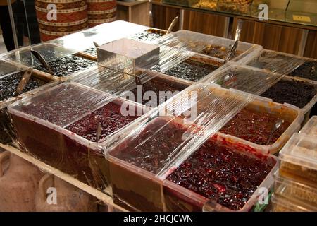 Haladscha, Irak - 09 avril 2019 : bonbons et gâteries dans un bazar en Irak Banque D'Images