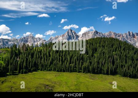 Impressionnant paysage de montagne dans les alpes, Maria Alm, Salzbourg, Autriche Banque D'Images