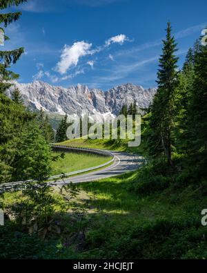 Impressionnante route de montagne dans les alpes, Maria Alm, Salzbourg, Autriche Banque D'Images