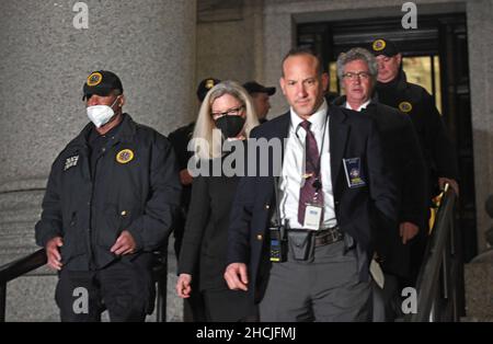 Les avocats de la défense Laura Menninger (au centre) et Jeffrey Pagliuca (au milieu à droite) quittent le palais de justice fédéral dans le district sud de New York après que la socialite britannique Ghislaine Maxwell ait été reconnue coupable d'avoir aidé le financier américain Jeffrey Epstein à abuser sexuellement des adolescentes.Date de la photo: Mercredi 29 décembre 2021. Banque D'Images