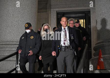 Les avocats de la défense Laura Menninger (au centre) et Jeffrey Pagliuca (au milieu à droite) quittent le palais de justice fédéral dans le district sud de New York après que la socialite britannique Ghislaine Maxwell ait été reconnue coupable d'avoir aidé le financier américain Jeffrey Epstein à abuser sexuellement des adolescentes.Date de la photo: Mercredi 29 décembre 2021. Banque D'Images