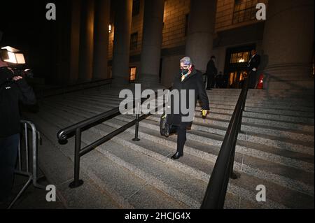 L'avocat de la défense Bobbi Sternheim quitte le palais de justice fédéral dans le district sud de New York après que la socialite britannique Ghislaine Maxwell ait été reconnue coupable d'avoir aidé le financier américain Jeffrey Epstein à abuser sexuellement des adolescentes.Date de la photo: Mercredi 29 décembre 2021. Banque D'Images