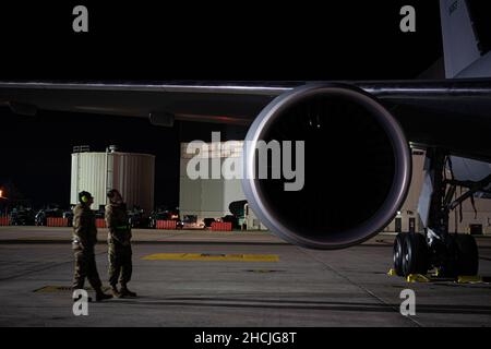 Des aviateurs affectés à l'escadron de maintenance des aéronefs 305th effectuent des diagnostics sur un KC-46A Pegasus à la base interarmées McGuire-dix-Lakehurst, N.J., le 21 décembre 2021.Il s'agit de la deuxième LMD de la base conjointe KC-46 reçue depuis l'arrivée initiale, le 9 novembre 2021.Le KC-46 renforce le rôle de l'installation pour permettre une portée mondiale. Banque D'Images