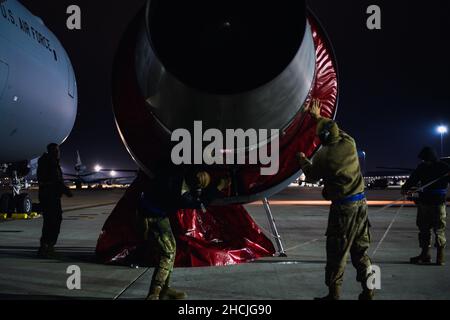 Des aviateurs affectés à l'escadron de maintenance des aéronefs 305th appliquent des couvercles de moteur sur un KC-46A Pegasus à la base commune McGuire-dix-Lakehurst, N.J., le 21 décembre 2021.Il s'agit de la deuxième LMD de la base conjointe KC-46 reçue depuis l'arrivée initiale, le 9 novembre 2021.Le KC-46 renforce le rôle de l'installation pour permettre une portée mondiale. Banque D'Images