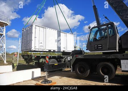 STATION NAVALE DE ROTA, Espagne (nov3, 2021) les Seabees affectés au Bataillon de construction mobile navale (NMCB) 1 effectuent une opération de levage par grue pour déplacer un module satellite expéditionnaire, le 3 novembre 2021.Le NMCB 1 est déployé pour exécuter la construction, l'aide humanitaire et la coopération en matière de sécurité dans les zones d'opération de la Cinquième, Sixième et septième flotte des États-Unis.(É.-U.Photo de la marine par le spécialiste des communications de masse 1st classe Caine Storino) Banque D'Images