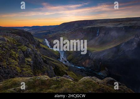 La vallée de Fossardalur et la rivière Fossá en Islande au coucher du soleil. Banque D'Images