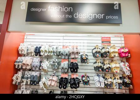 North Miami Beach Florida TJ Maxx HomeGoods rabais grand magasin shopping intérieur chambre à coucher chaussures chaussons exposition solde Banque D'Images