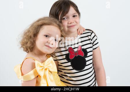 portrait de fille de 5 ans avec sa sœur de 8 ans, fond blanc Banque D'Images