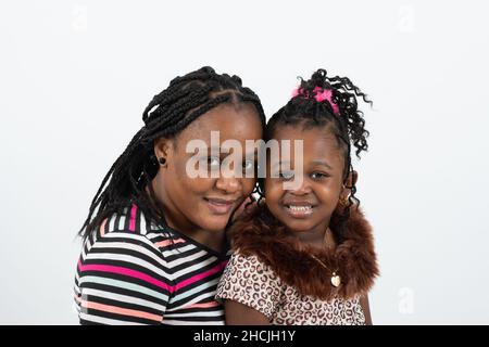 Gros plan portrait d'une fille de 4 ou 5 ans avec sa mère, fond blanc Banque D'Images