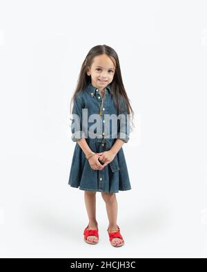 Gros plan portrait d'une fille de 3 ou 4 ans, souriant, fond blanc Banque D'Images