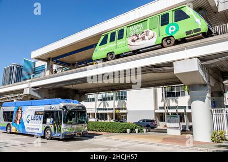 Miami Florida Miami-Dade Metrobus bus 120 Omni Station transport public Metromover automatisé People Mover transport en commun gratuit voie surélevée Banque D'Images