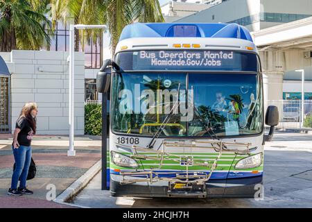 Miami Florida Omni Station Miami-Dade bus panneau de transport public avis les conducteurs voulaient une offre d'emploi Banque D'Images