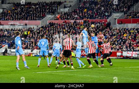 Londres, Royaume-Uni.29th décembre 2021.Le ballon de cross libère la tête de Ruben Dias du Manchester City FC vers Ethan Pinnock du Brentford FC lors du match de la Premier League entre Brentford et Manchester City au Brentford Community Stadium, Londres, Angleterre, le 29 décembre 2021.Photo de Phil Hutchinson.Utilisation éditoriale uniquement, licence requise pour une utilisation commerciale.Aucune utilisation dans les Paris, les jeux ou les publications d'un seul club/ligue/joueur.Crédit : UK Sports pics Ltd/Alay Live News Banque D'Images