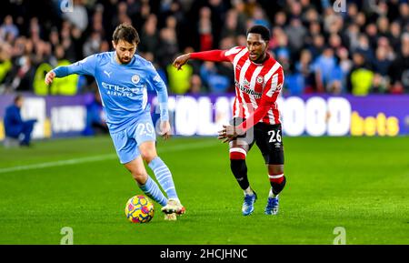 Londres, Royaume-Uni.29th décembre 2021.Bernardo Silva du Manchester City FC est poursuivi par la Shandon Baptiste du Brentford FC lors du match de la Premier League entre Brentford et Manchester City au Brentford Community Stadium, Londres, Angleterre, le 29 décembre 2021.Photo de Phil Hutchinson.Utilisation éditoriale uniquement, licence requise pour une utilisation commerciale.Aucune utilisation dans les Paris, les jeux ou les publications d'un seul club/ligue/joueur.Crédit : UK Sports pics Ltd/Alay Live News Banque D'Images