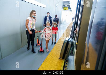 Fort ft. Lauderdale Florida Brightline service de transport ferroviaire de voyageurs station de transport de masse plate-forme mère femme enfants scooter familial Banque D'Images