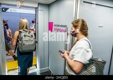 Fort ft. Lauderdale Florida Brightline station plate-forme train de voyageurs service de transport de masse autobus de transport à l'intérieur des passagers arrivant Banque D'Images