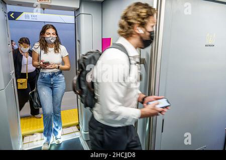 Fort ft. Lauderdale Florida Brightline station plate-forme train de voyageurs service de transport de masse autobus de transport à l'intérieur des riders intérieurs dein Banque D'Images