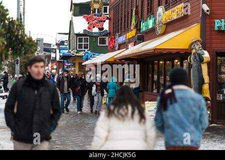 Seattle, États-Unis.29th décembre 2021.Les touristes bravant le temps froid glacial et la neige sur le front de mer, alors que les infections d'Omicron continuent de monter en flèche aux États-Unis.Seattle a été frappé avec sa première neige d'hiver mesurable il y a plusieurs jours, et est maintenant sous un avertissement de temps de gel.OMICRON est une préoccupation constante pour les responsables de la santé car les inquiétudes augmentent, il pourrait devenir la variante dominante.Crédit : James Anderson/Alay Live News Banque D'Images