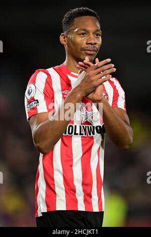 Londres, Royaume-Uni.29th décembre 2021.Ethan Pinnock #5 de Brentford applaudit les fans lors du sifflet final à Londres, Royaume-Uni, le 12/29/2021.(Photo par Ashley Crowden/News Images/Sipa USA) crédit: SIPA USA/Alay Live News Banque D'Images