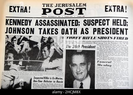 Titre du journal israélien présentant un événement historique - Kennedy assassiné, 1963 Banque D'Images
