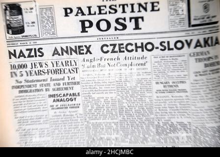 Titre du journal israélien présentant un événement historique - les Nazis annexe Tchécoslovaquie Banque D'Images