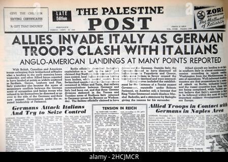 Titre du journal israélien présentant un événement historique - les alliés envahissent l'Italie, 1943 Banque D'Images