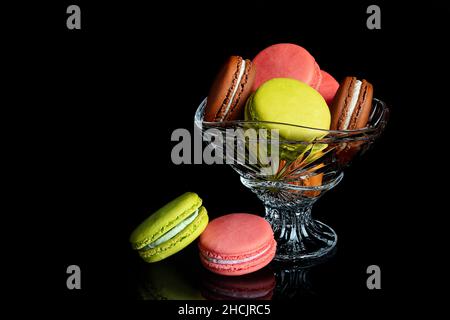 Macaron français sur fond noir Banque D'Images