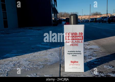 Maplewood, Minnesota.Signe dans un supermarché HyVee annonçant Covid-19 vaccinations à leur pharmacie. Banque D'Images