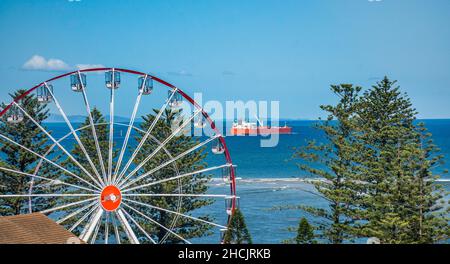 Pétrolier de PÉTROLE brut STAVANGER Falcon passant le bord de mer de Caloundra avec Skyline Ferris Wheel en premier plan, Caloundra, région de Sunshine Coast, Sout Banque D'Images