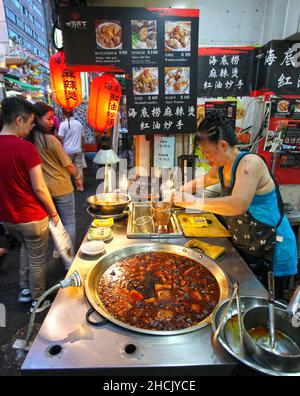 Ttofu sticky à vendre au marché nocturne de Raohe Street dans le quartier Songshan de Taipei à Taiwan, l'un des marchés nocturnes les plus célèbres de Taipei. Banque D'Images