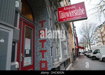 Hambourg, Allemagne.29th novembre 2021.Un panneau lumineux indiquant « le plus vieux salon de tatouage en Allemagne » s'affiche devant la boutique de Hamburger Berg.En janvier, une interdiction des encres colorées pour tatouage entre en vigueur dans l'UE.Credit: Marcus Brandt/dpa/Alay Live News Banque D'Images