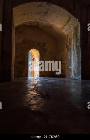 Porte rétro-éclairée ouvrant sur la fortification de fort San Cristobal Banque D'Images