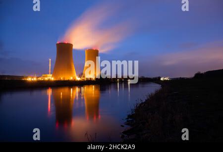 Emmerthal, Allemagne.29th décembre 2021.La vapeur s'élève des tours de refroidissement de la centrale nucléaire de Grohnde (longue exposition).Après environ 36 ans, la centrale nucléaire de la région de Weserbergland, près de Hamelin, sera finalement sortie du réseau le 31 décembre 2021.L'exploitant PreussenElektra s'attend à ce que le démantèlement nucléaire suivant prenne 10 à 15 ans.Credit: Julian Stratenschulte/dpa/Alay Live News Banque D'Images