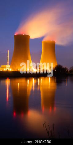 Emmerthal, Allemagne.29th décembre 2021.La vapeur s'élève des tours de refroidissement de la centrale nucléaire de Grohnde (longue exposition).Après environ 36 ans, la centrale nucléaire de la région de Weserbergland, près de Hamelin, sera finalement sortie du réseau le 31 décembre 2021.L'exploitant PreussenElektra s'attend à ce que le démantèlement nucléaire suivant prenne 10 à 15 ans.Credit: Julian Stratenschulte/dpa/Alay Live News Banque D'Images