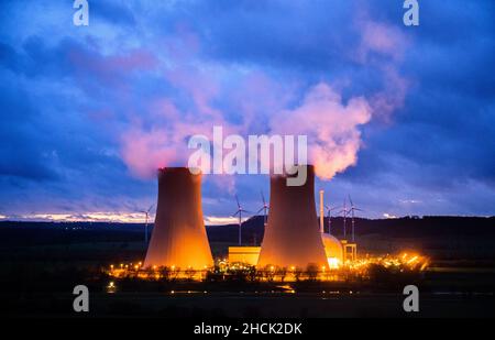 Emmerthal, Allemagne.29th décembre 2021.La vapeur s'élève des tours de refroidissement de la centrale nucléaire de Grohnde.Après environ 36 ans, la centrale nucléaire de la région de Weserbergland, près de Hamelin, sera finalement sortie du réseau le 31 décembre 2021.L'exploitant PreussenElektra s'attend à ce que le démantèlement nucléaire suivant prenne 10 à 15 ans.Credit: Julian Stratenschulte/dpa/Alay Live News Banque D'Images