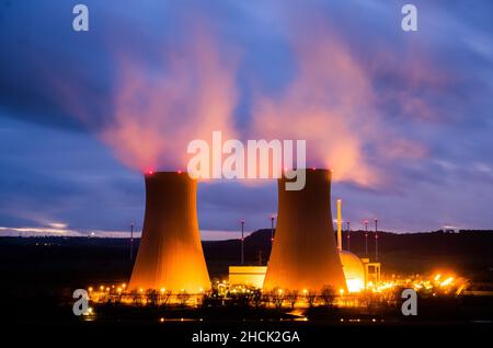 Emmerthal, Allemagne.29th décembre 2021.La vapeur s'élève des tours de refroidissement de la centrale nucléaire de Grohnde (longue exposition).Après environ 36 ans, la centrale nucléaire de la région de Weserbergland, près de Hamelin, sera finalement sortie du réseau le 31 décembre 2021.L'exploitant PreussenElektra s'attend à ce que le démantèlement nucléaire suivant prenne 10 à 15 ans.Credit: Julian Stratenschulte/dpa/Alay Live News Banque D'Images