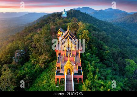 Vue aérienne du temple Wat Phra This Doi Phra Chan à Lampang, Thaïlande. Banque D'Images